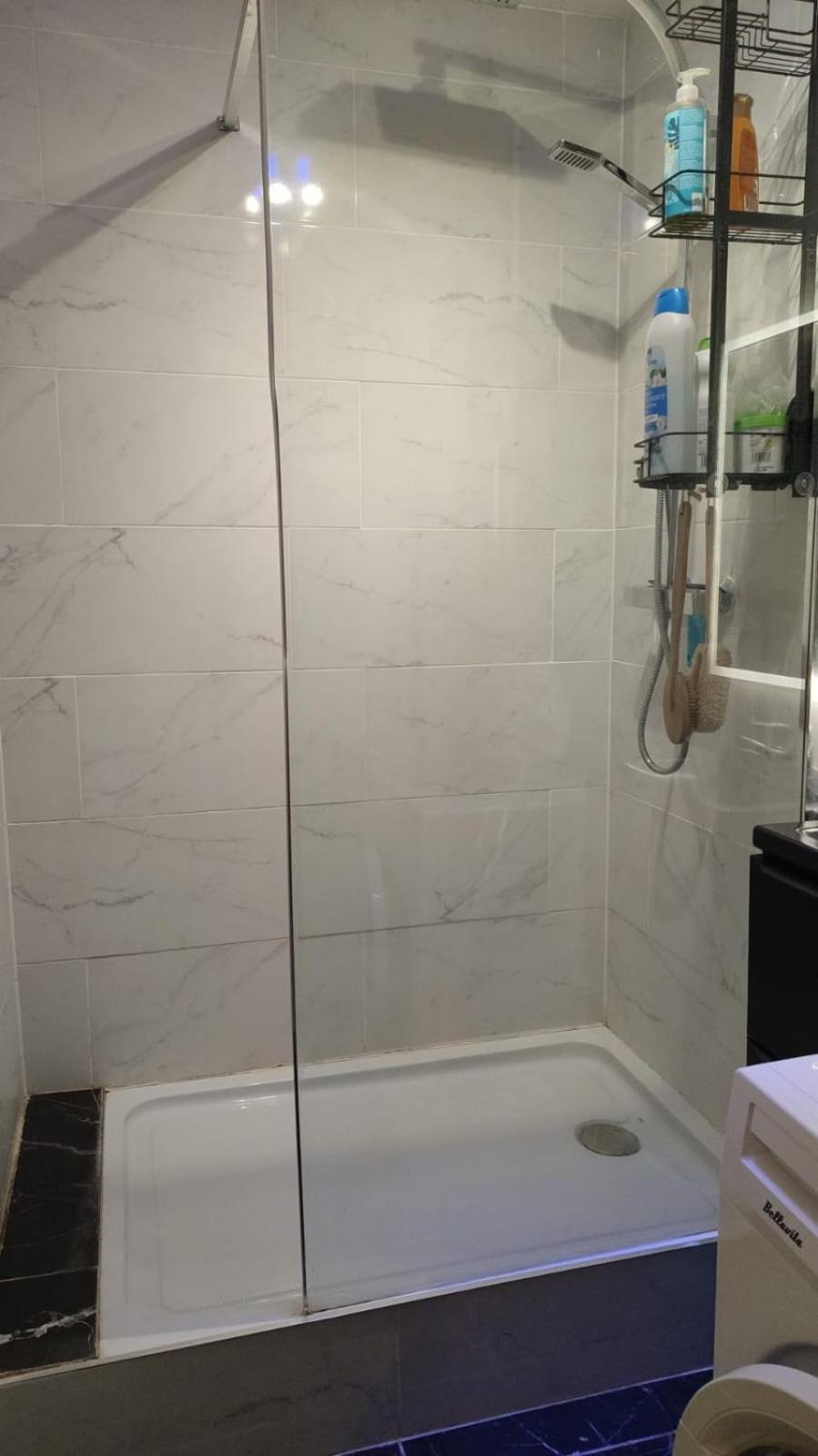 Tout Confort - Clim- Salle De Bain Commune Apartment Nimes